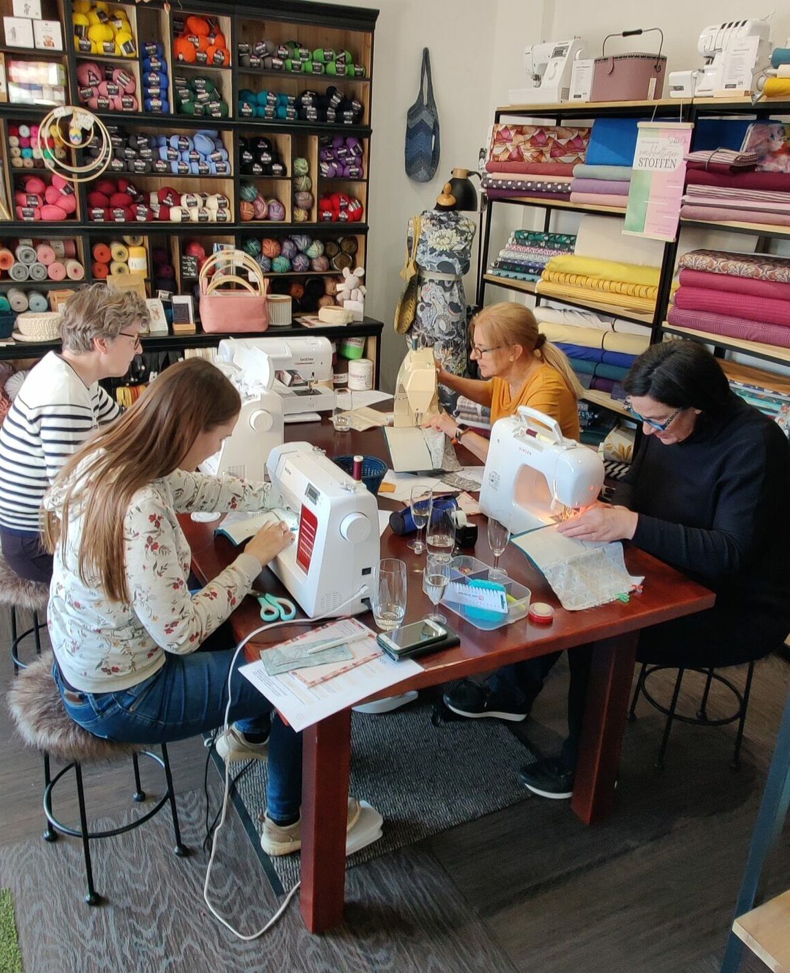Kreative Auszeit, Kreativworkshops, Nähkurs, Strickkurs, Teambuilding, private sewing, Freundinnenabend, Geburtstagsfeier, Nähkurse, Strickabend, Stricktreff, Maschentreff in Klagenfurt bei Stoff&Chic