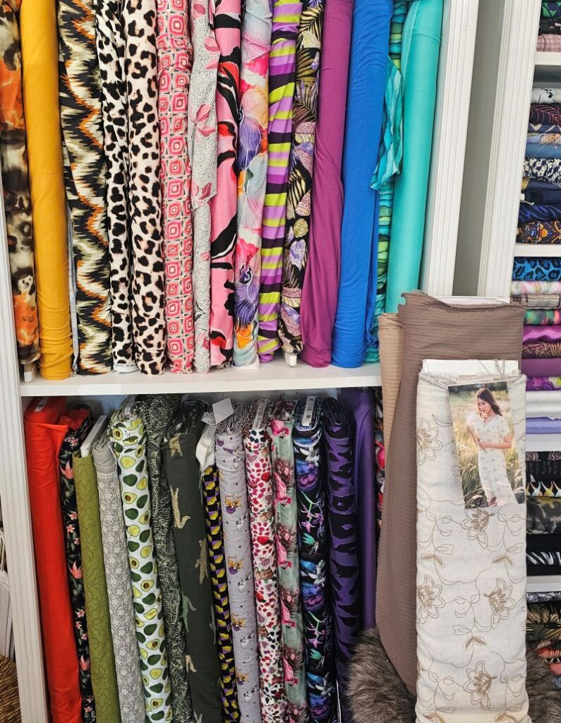 kk Du findest viele Stoffqualitäten, wie Jersey, French Terry, BAumwoll- und Viskose-Webware bei Stoff&Chic
