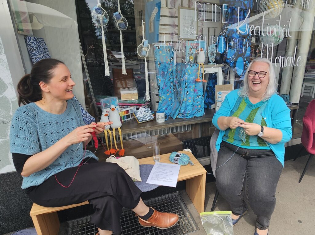 b2 Gemeinsam Handarbeiten am Tag der Handarbeit bei Stoff&Chic in Klagenfurt