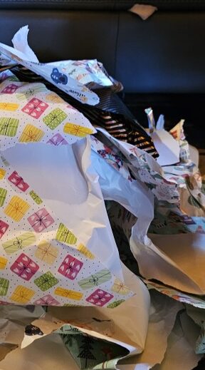 Mülllberg aus Geschenkpapier. FuroChici ist die Alternative.