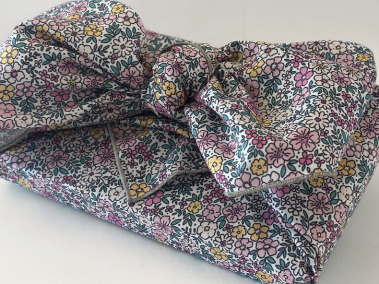 geblümte Furoshikiverpackung mit großer Masche