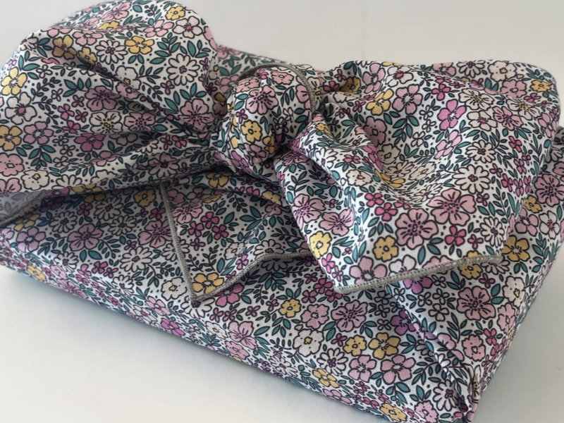 geblümte Furoshikiverpackung mit großer Masche