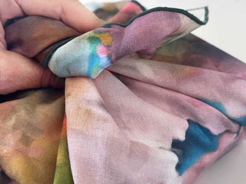 beim Knoten Machen eines Furoshikituchs