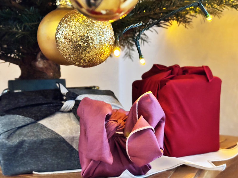 Furoshiki-Packerln unter Christbaumkugeln