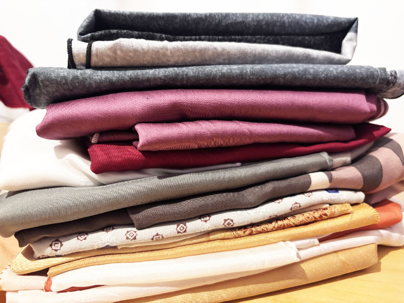 Ein Stapel mit Furoshikitüchern